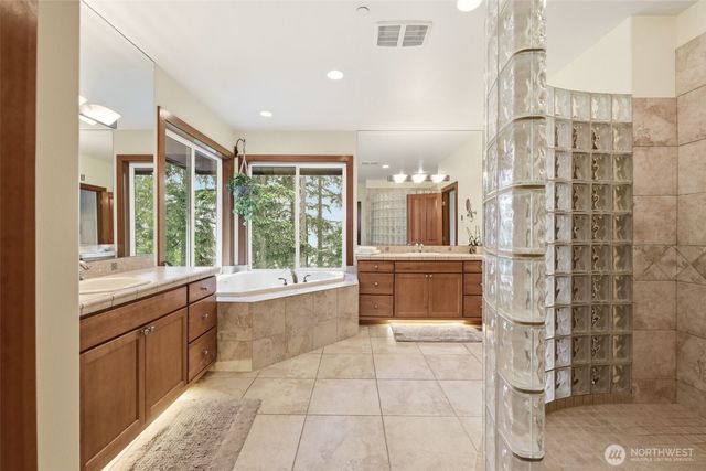 18603 E Spring Lake Drive SE, Renton, WA 98058
