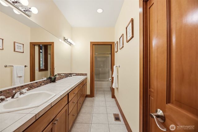 18603 E Spring Lake Drive SE, Renton, WA 98058