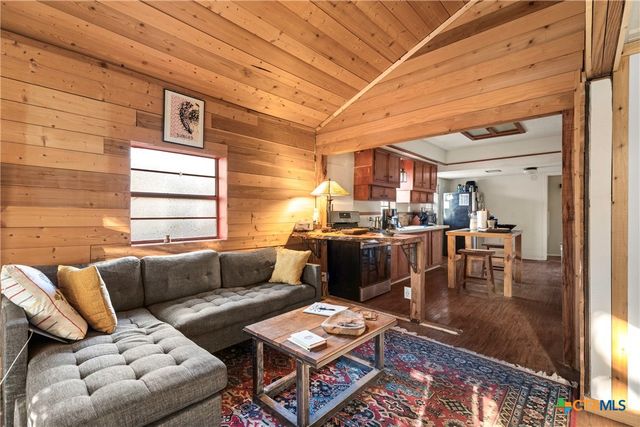 1392 E Market Street, Lockhart, TX 78644