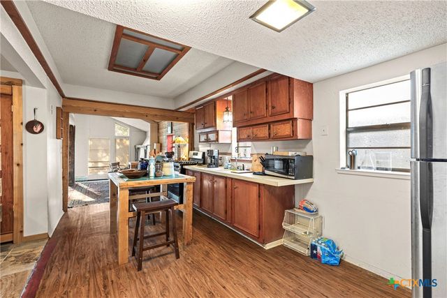 1392 E Market Street, Lockhart, TX 78644