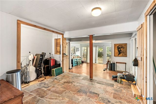 1392 E Market Street, Lockhart, TX 78644