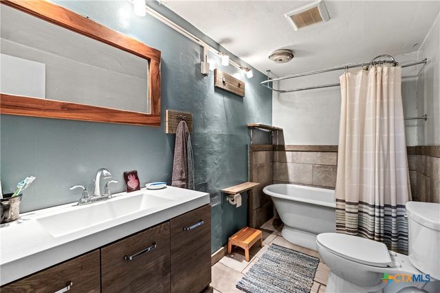 1392 E Market Street, Lockhart, TX 78644