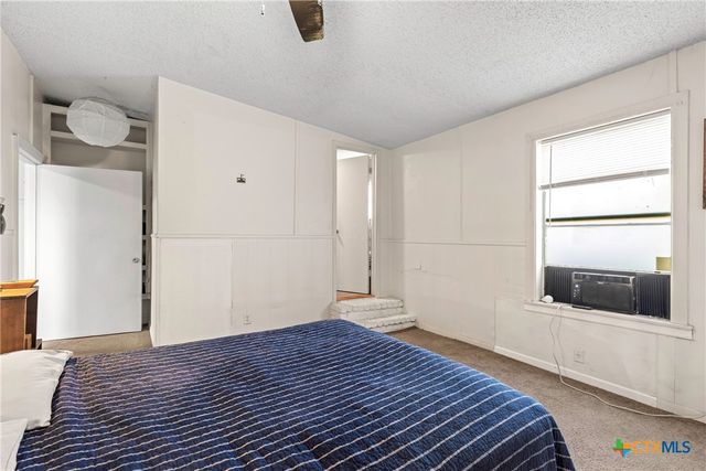 1392 E Market Street, Lockhart, TX 78644