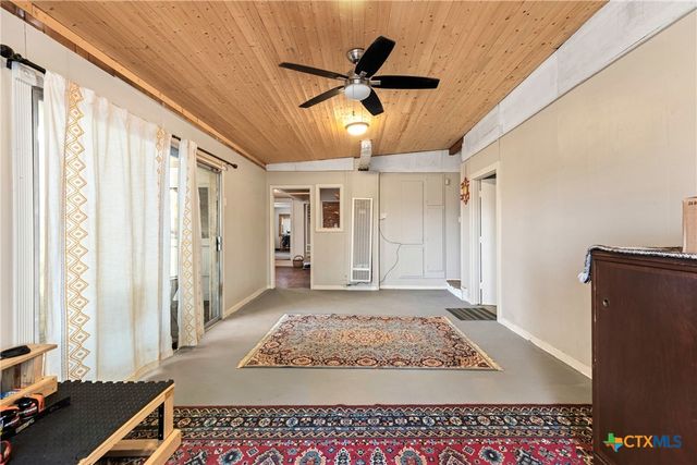 1392 E Market Street, Lockhart, TX 78644