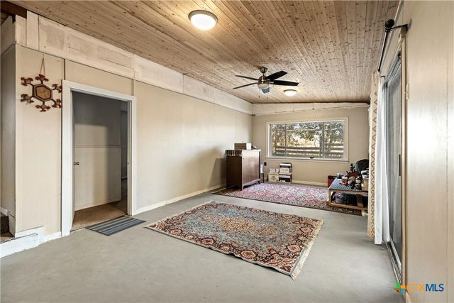 1392 E Market Street, Lockhart, TX 78644