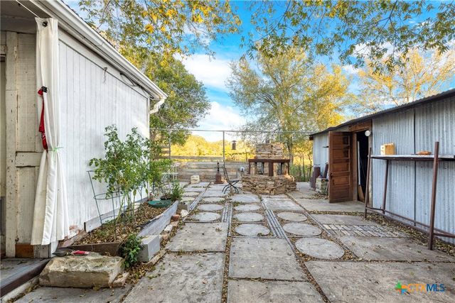 1392 E Market Street, Lockhart, TX 78644