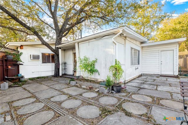 1392 E Market Street, Lockhart, TX 78644