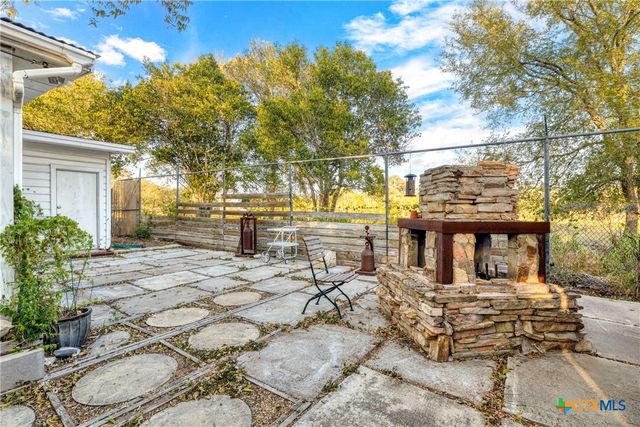 1392 E Market Street, Lockhart, TX 78644