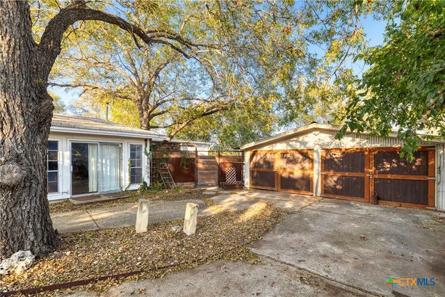 1392 E Market Street, Lockhart, TX 78644