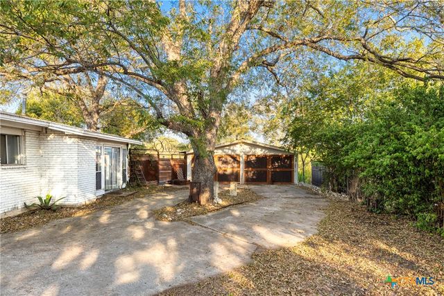 1392 E Market Street, Lockhart, TX 78644