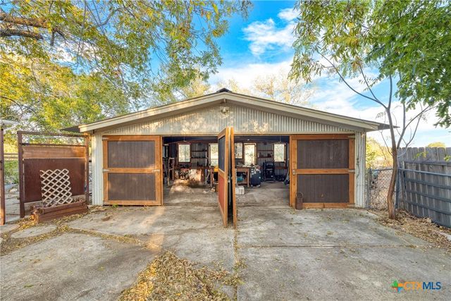 1392 E Market Street, Lockhart, TX 78644