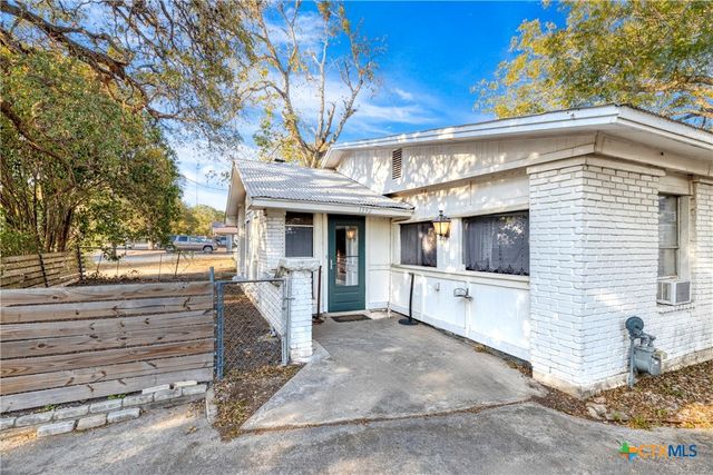 1392 E Market Street, Lockhart, TX 78644