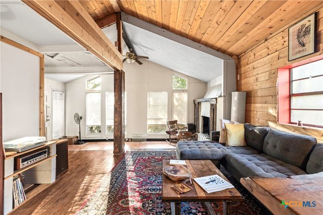 1392 E Market Street, Lockhart, TX 78644