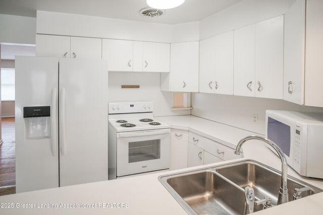 5190 Park Lake Road, East Lansing, MI 48823