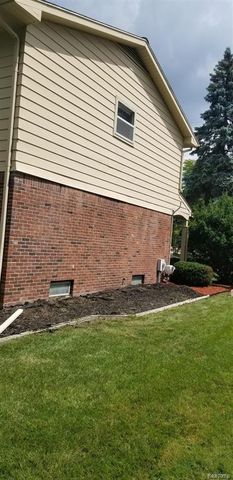 6186 Kings Crown Road, Grand Blanc, MI 48439