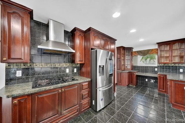 8452 Doncaster, Sterling Heights, MI 48312