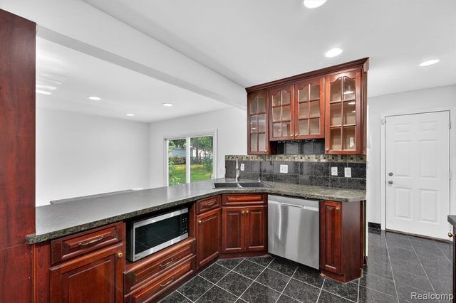 8452 Doncaster, Sterling Heights, MI 48312