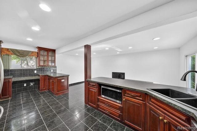 8452 Doncaster, Sterling Heights, MI 48312