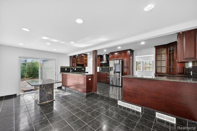 8452 Doncaster, Sterling Heights, MI 48312