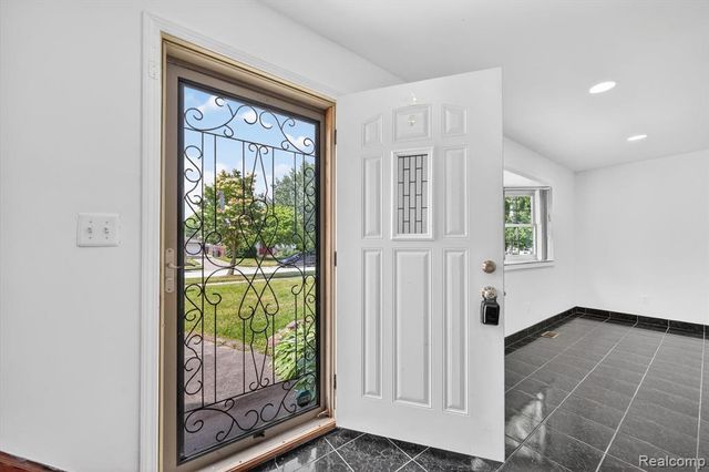 8452 Doncaster, Sterling Heights, MI 48312