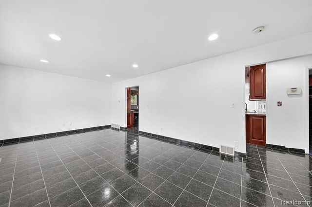 8452 Doncaster, Sterling Heights, MI 48312