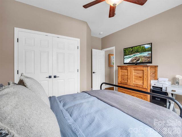17 Black Iron Lane, Hendersonville, NC 28792