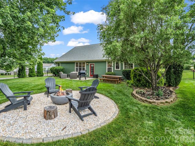 17 Black Iron Lane, Hendersonville, NC 28792