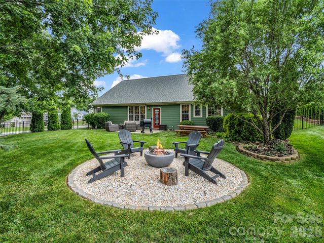17 Black Iron Lane, Hendersonville, NC 28792
