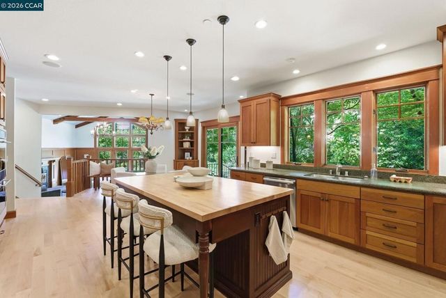 30 Greenwood Ct, Orinda, CA 94563