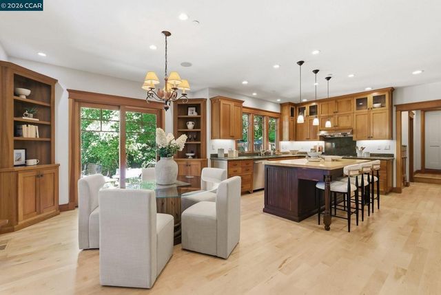 30 Greenwood Ct, Orinda, CA 94563