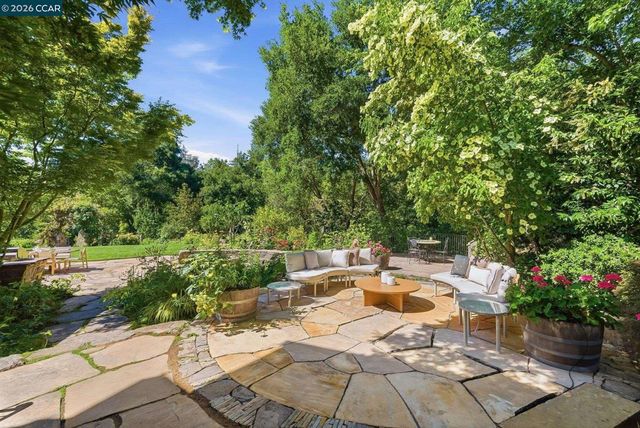 30 Greenwood Ct, Orinda, CA 94563