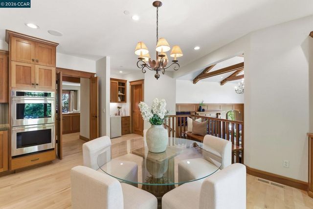 30 Greenwood Ct, Orinda, CA 94563