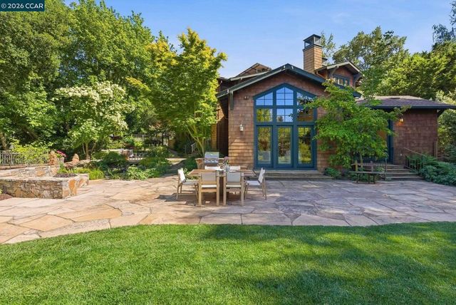 30 Greenwood Ct, Orinda, CA 94563