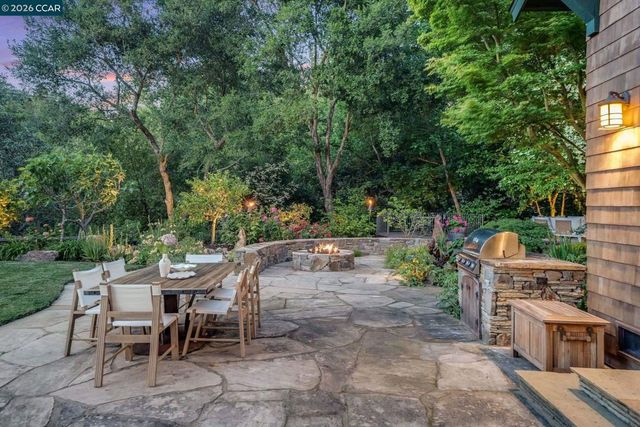 30 Greenwood Ct, Orinda, CA 94563