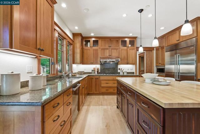 30 Greenwood Ct, Orinda, CA 94563