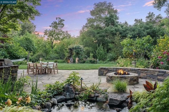 30 Greenwood Ct, Orinda, CA 94563