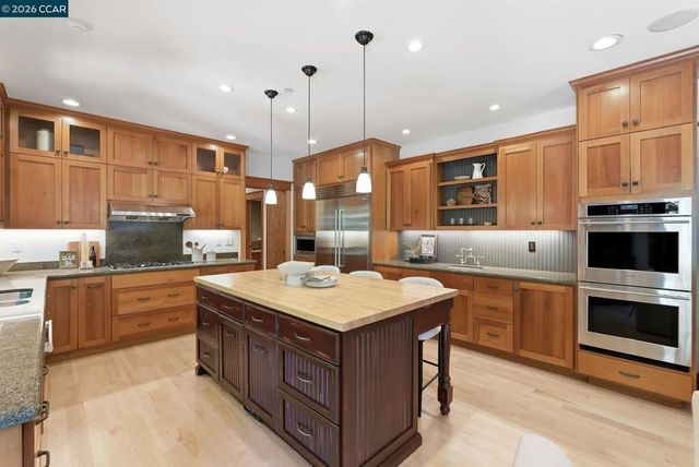 30 Greenwood Ct, Orinda, CA 94563