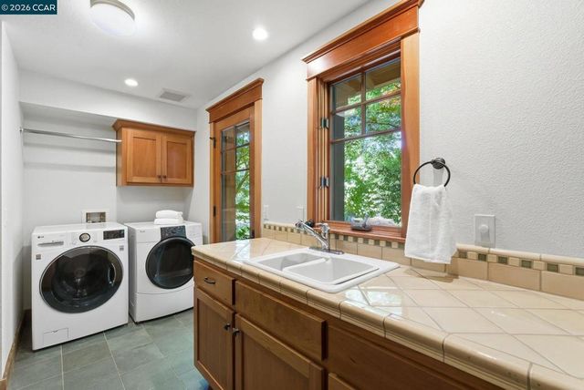 30 Greenwood Ct, Orinda, CA 94563