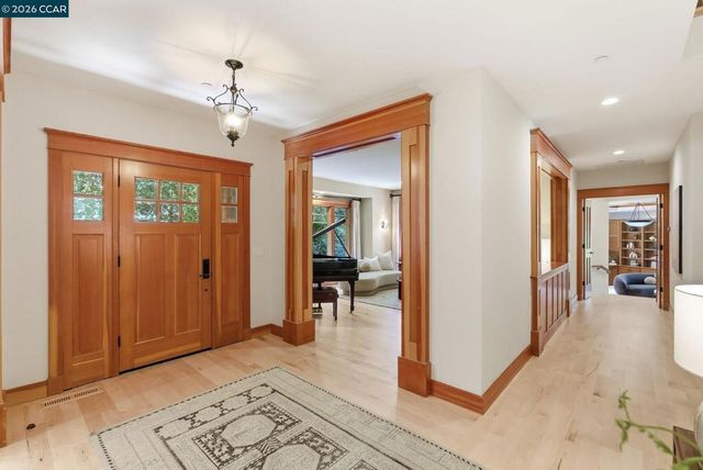 30 Greenwood Ct, Orinda, CA 94563