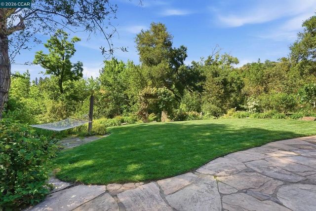 30 Greenwood Ct, Orinda, CA 94563