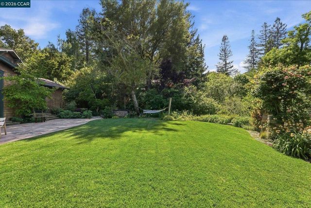 30 Greenwood Ct, Orinda, CA 94563