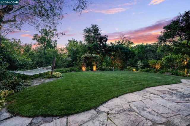 30 Greenwood Ct, Orinda, CA 94563