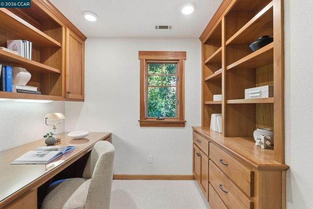 30 Greenwood Ct, Orinda, CA 94563
