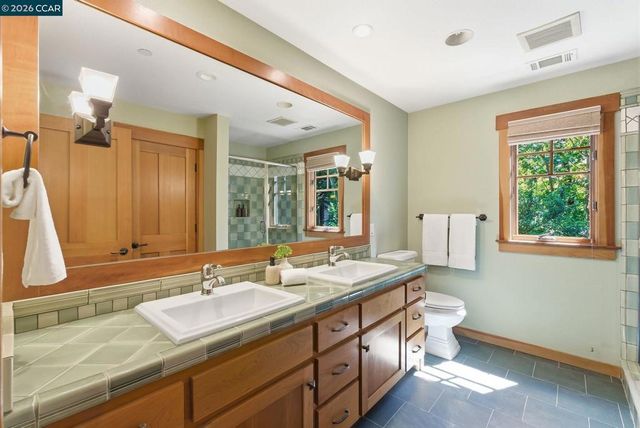 30 Greenwood Ct, Orinda, CA 94563