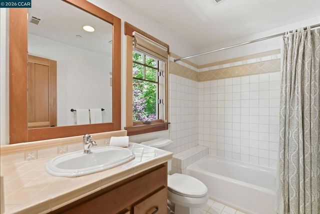30 Greenwood Ct, Orinda, CA 94563