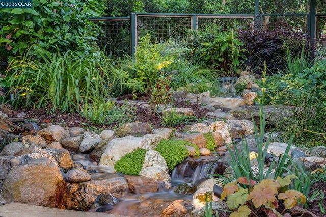 30 Greenwood Ct, Orinda, CA 94563
