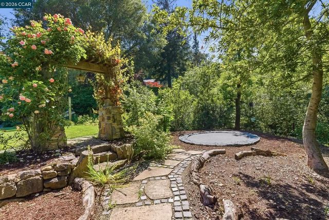 30 Greenwood Ct, Orinda, CA 94563