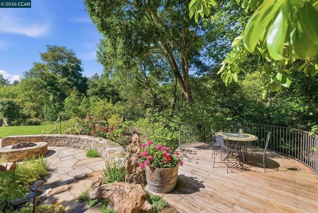 30 Greenwood Ct, Orinda, CA 94563
