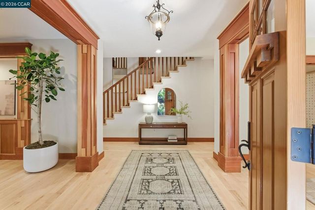 30 Greenwood Ct, Orinda, CA 94563