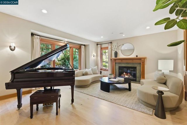 30 Greenwood Ct, Orinda, CA 94563